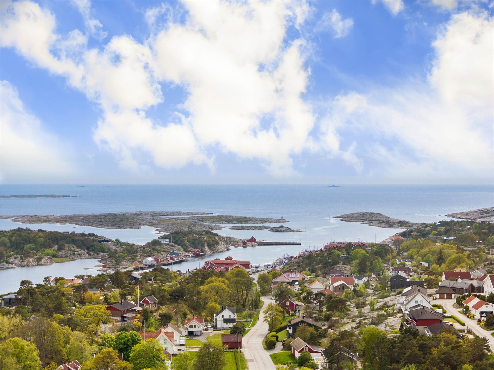 Ned til sjøen og den levende fiskerihavnen i Utgårdskilen er det kun en kort rusletur. Galleribilde