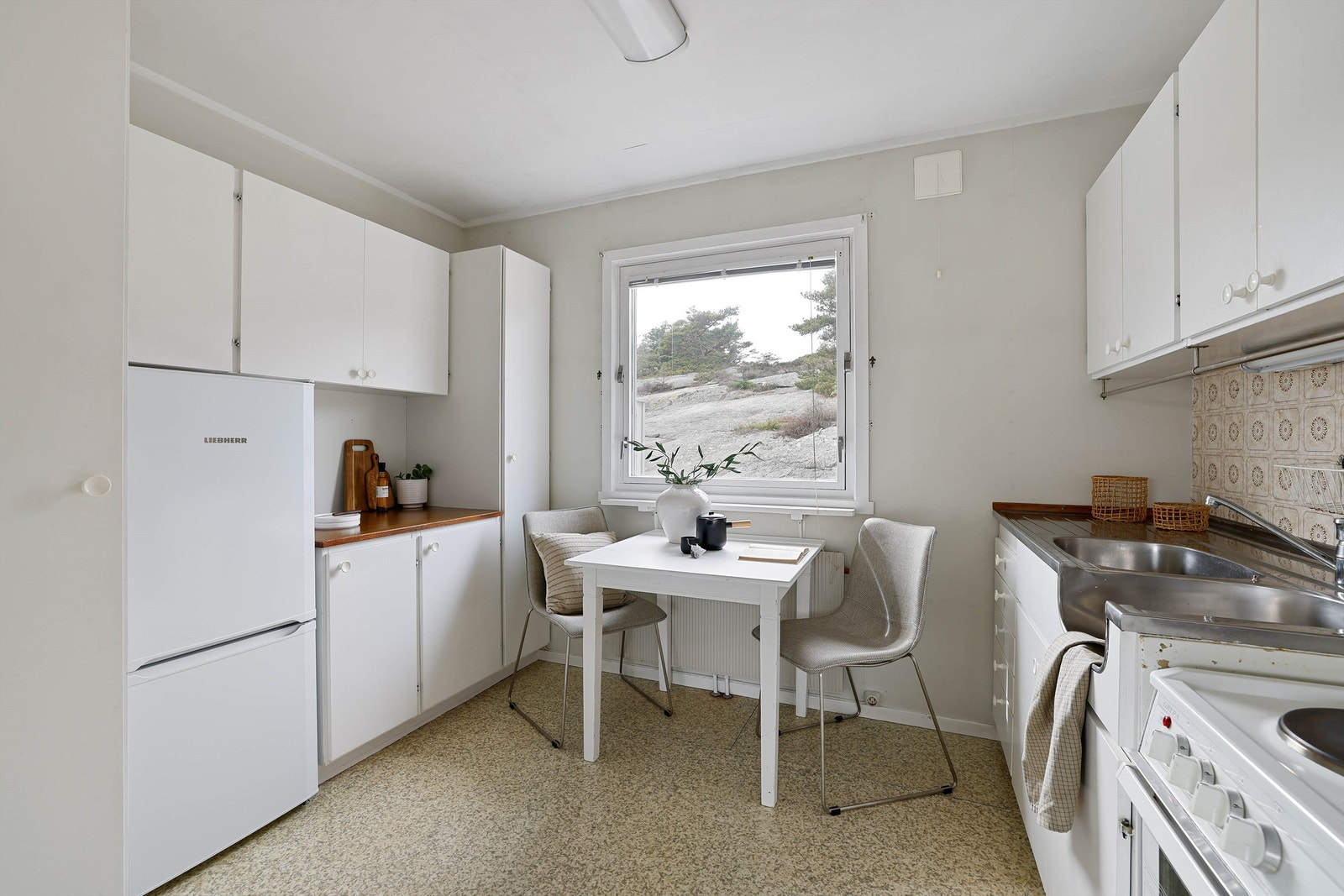 Kjøkkeninnredningen er trolig fra boligens byggeår, men velholdt i forhold til alderen. Galleribilde