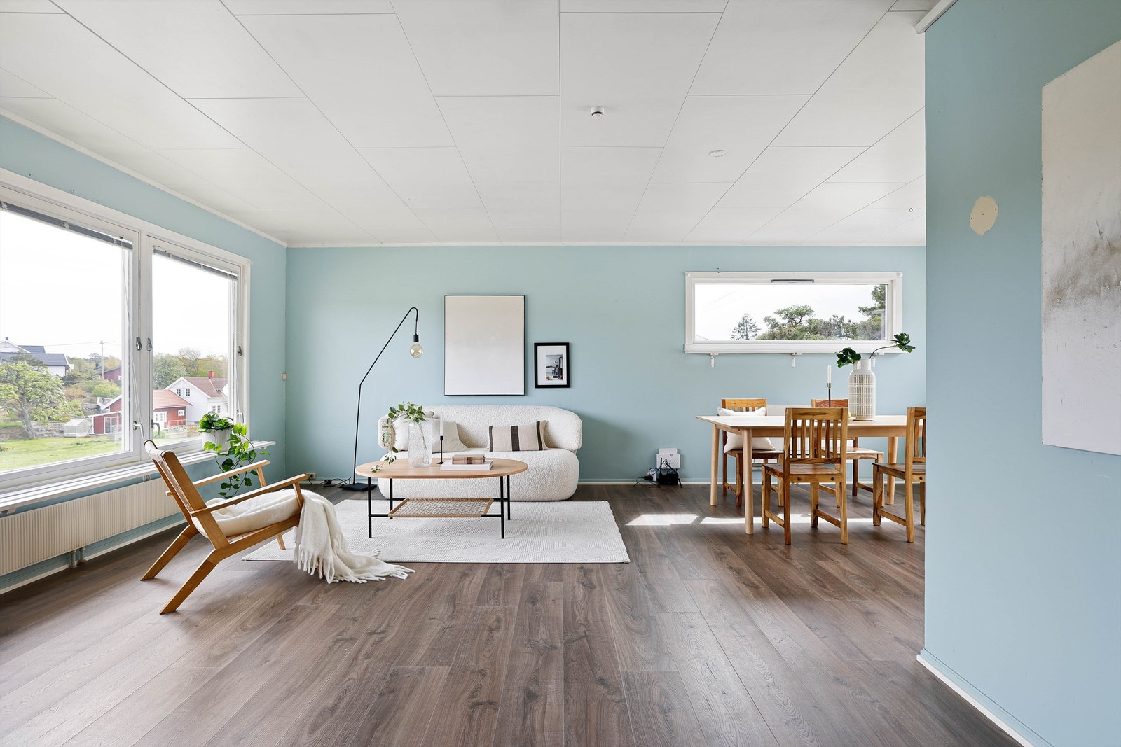 Vinduer i alle yttervegger med til dels store flater gir gode lysforhold i stuen dagen gjennom. Galleribilde