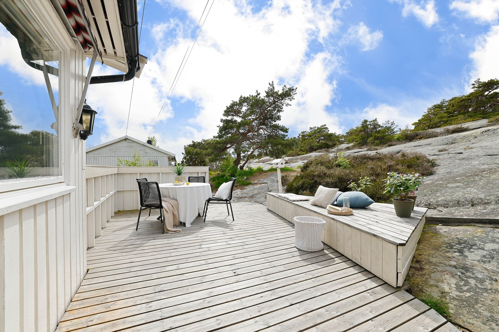 Boligen og utearealene er naturlig skjermet av høydedrag i vest. Solforholdene er likevel gode dagen gjennom. Galleribilde