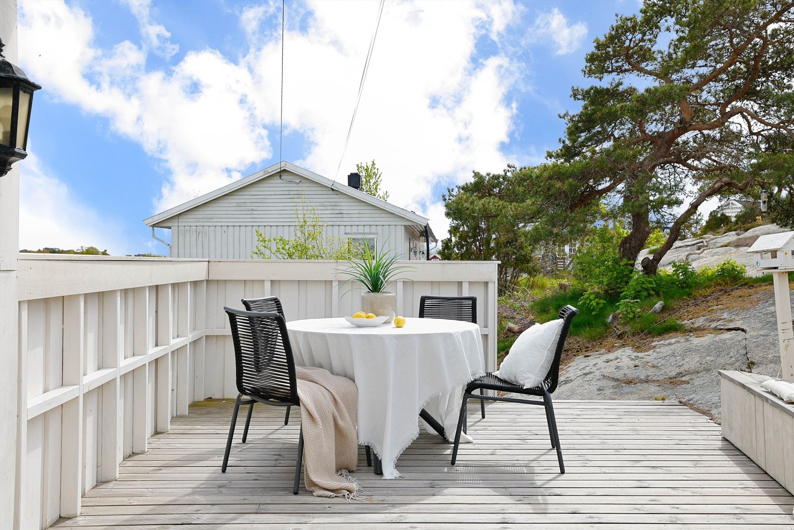 Terrassen er på gode sommerdager perfekt for både solbading og måltider under åpen himmel. Innsyn er det lite av. Galleribilde