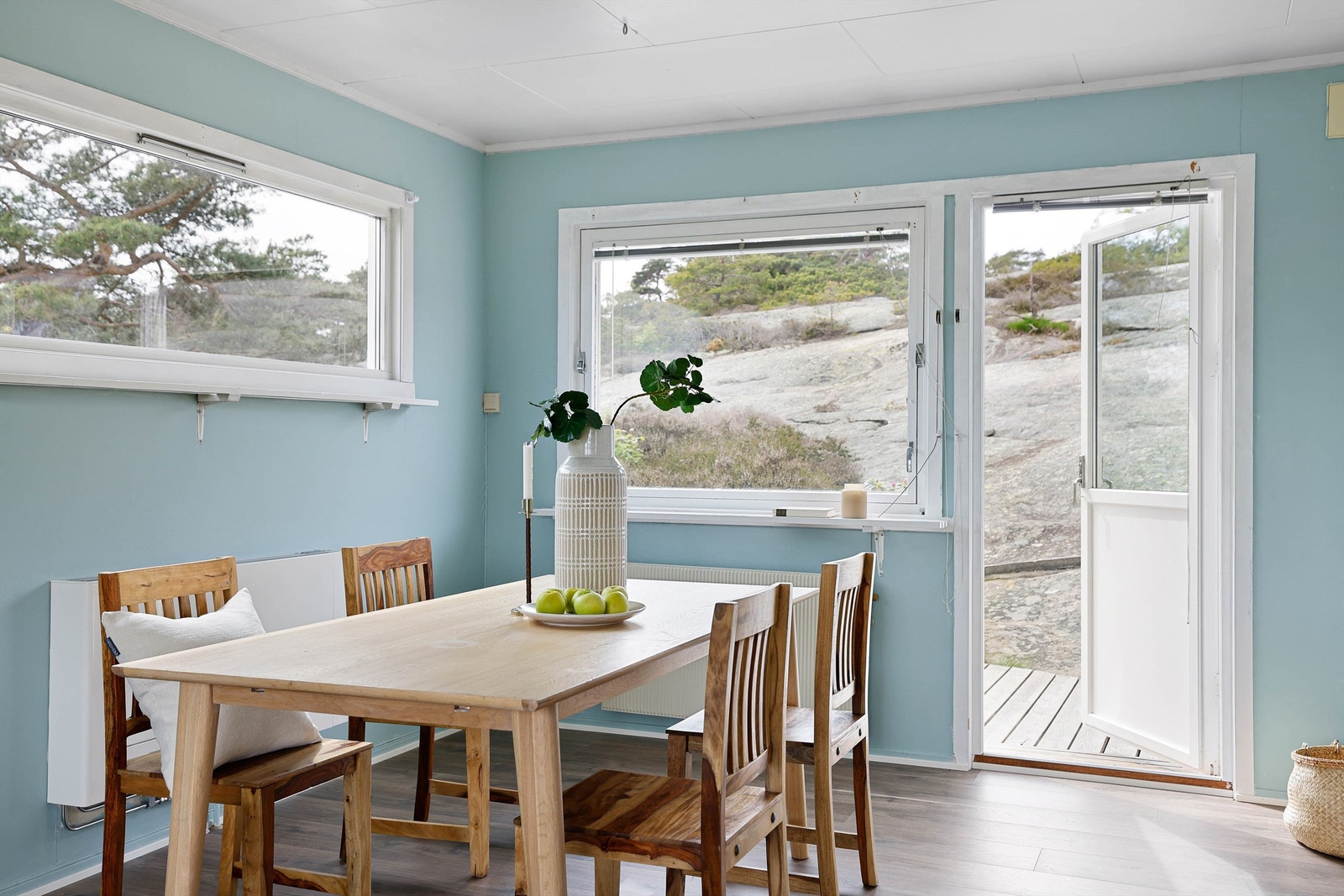 Terrassedøren er skiftet ut i nyere tid, det samme er flere av boligens vinduer som har produksjonsår 2000. Galleribilde