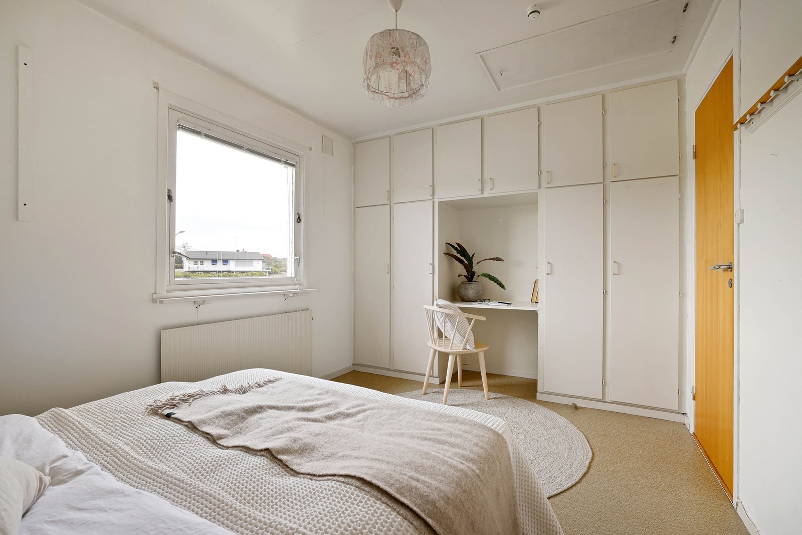 Begge soverom inneholder plassbyggede og autentiske garderobeskap fra 1970-tallet. Galleribilde