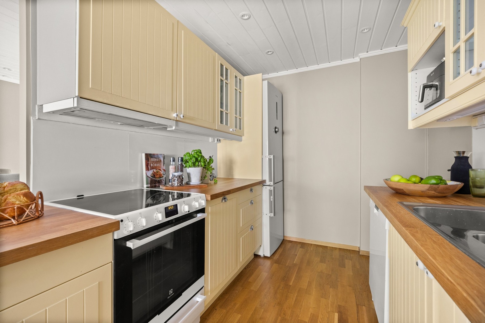 Kjøkkenet har profilerte fronter, og vitrine overskap med innvendig belysning Galleribilde