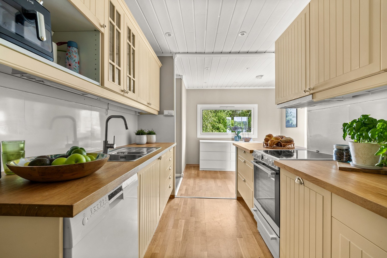 Delvis åpen kjøkkenløsning mot stuen Galleribilde