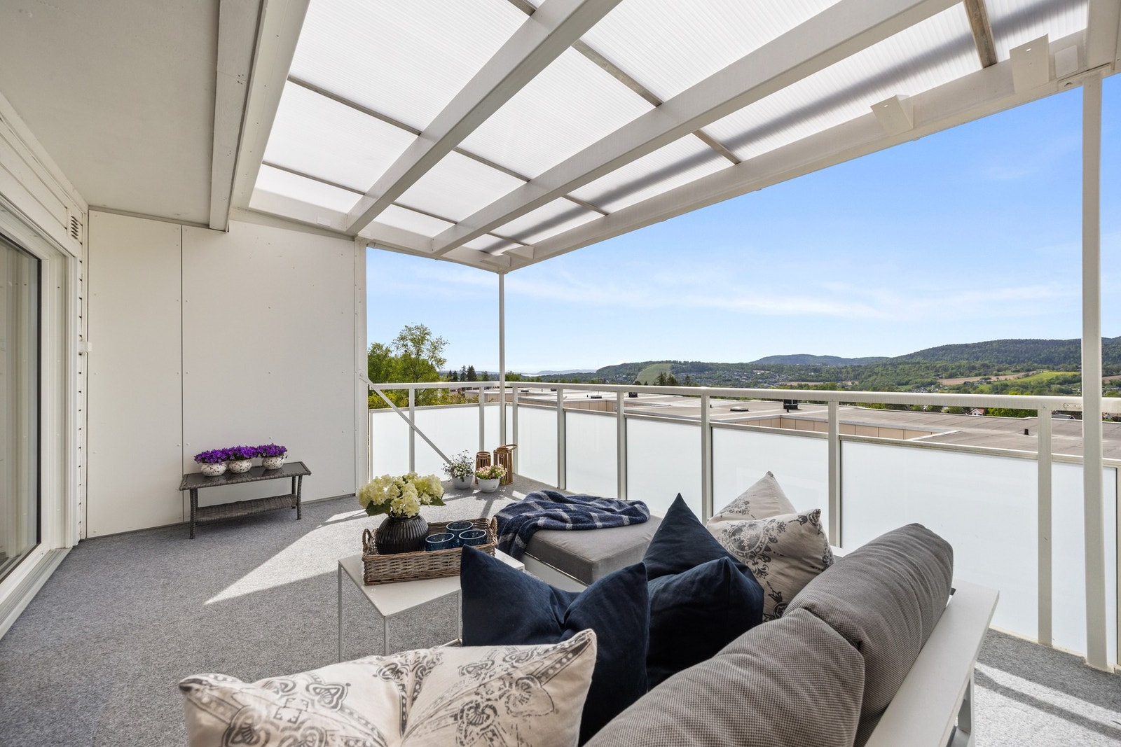 Her er det god plass til å innrede med sittegruppe eller annet ønskelig utemøblement Galleribilde