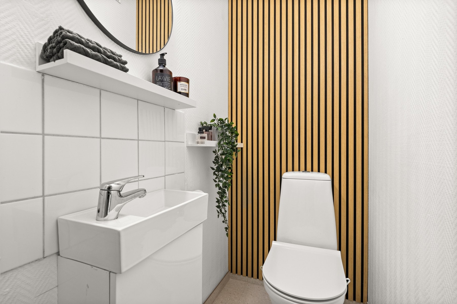 Separat toalett vegg i vegg med badet Galleribilde