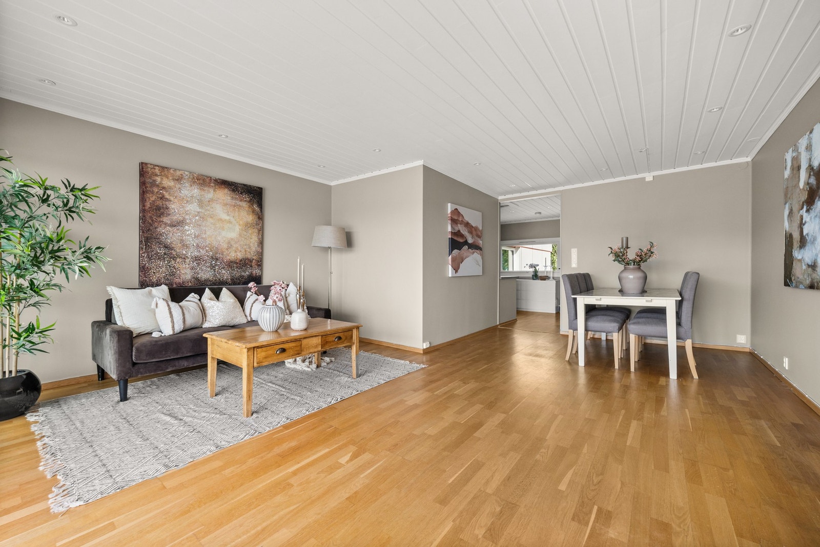 Videre er det adkomst til stue som er inndelt i naturlige soner Galleribilde