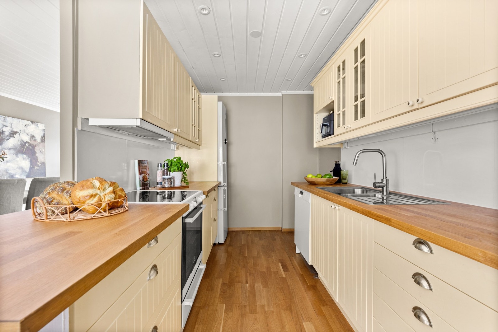 Kjøkkenet har god benkeplass til matlaging og oppbevaringsplass diverse kjøkkenutstyr Galleribilde