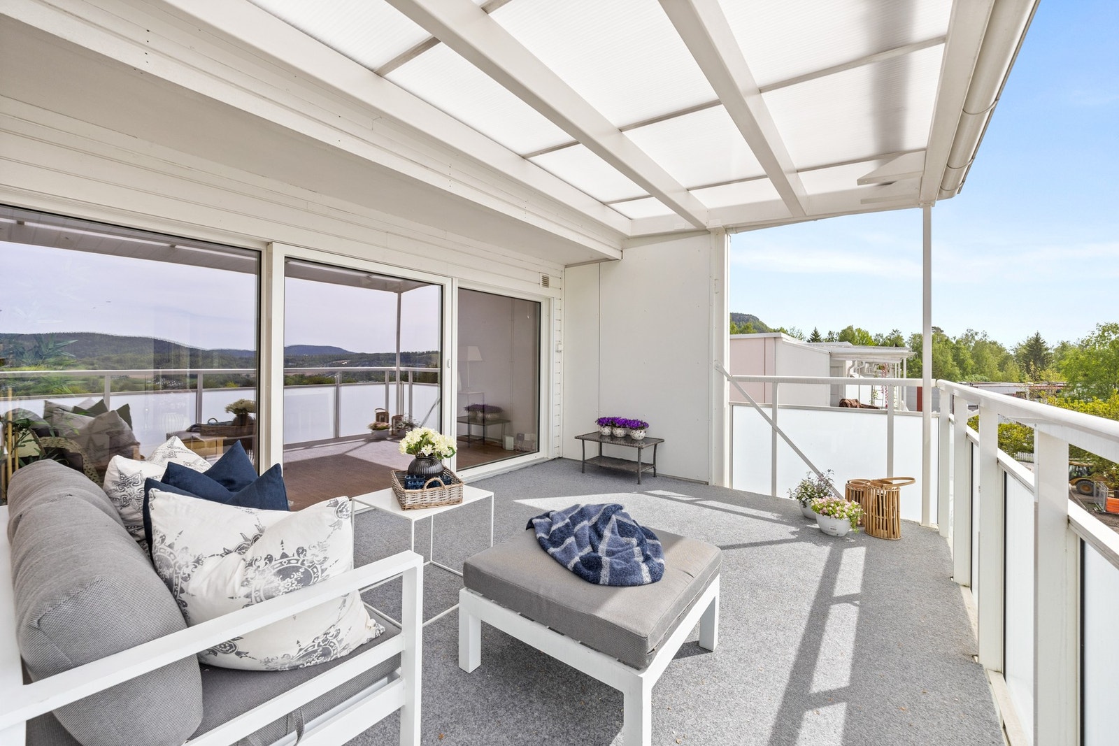 Balkongen byr på gode solforhold til å nyte varme sommerdager Galleribilde