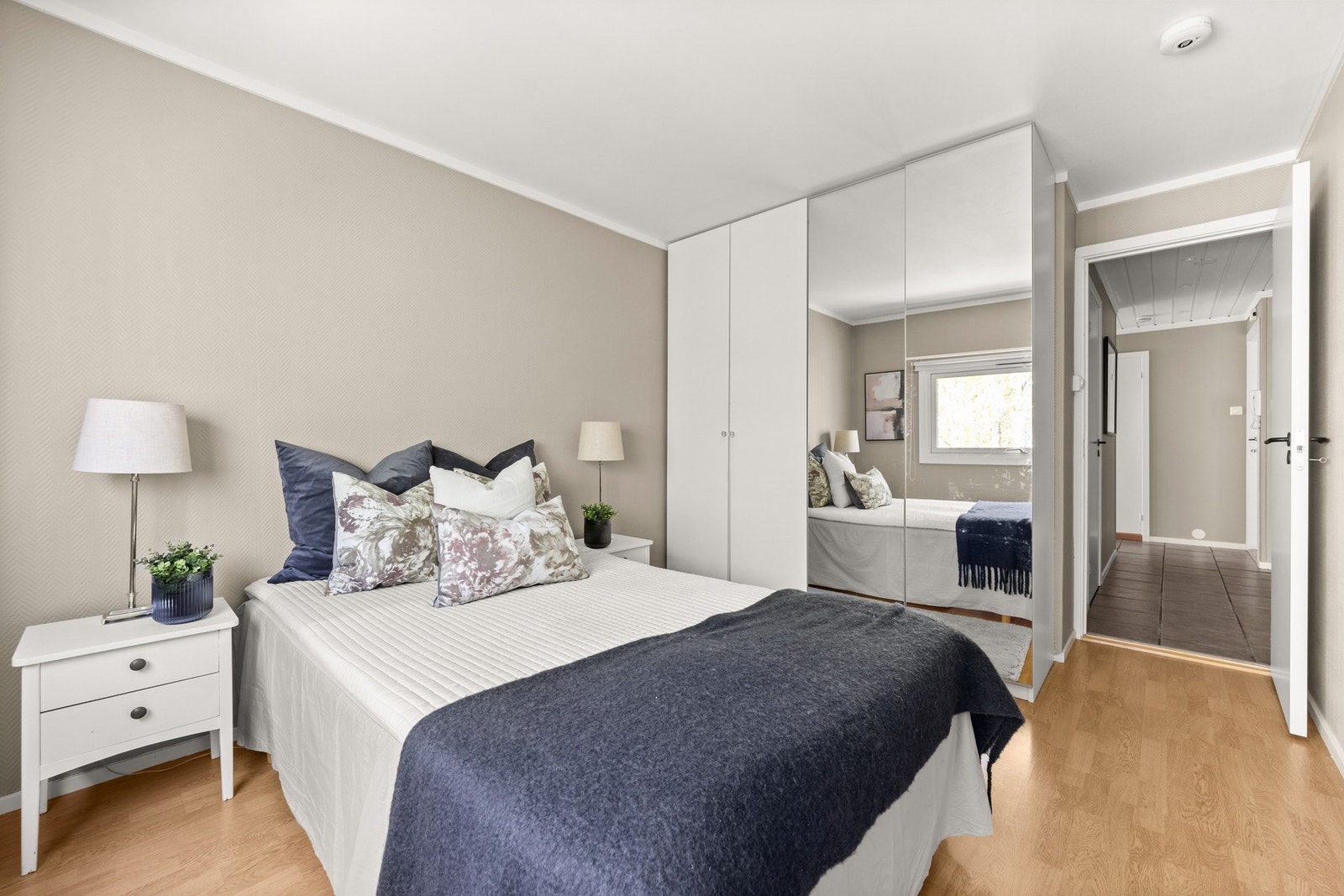 Soverommet har også god plass til stor garderobe Galleribilde