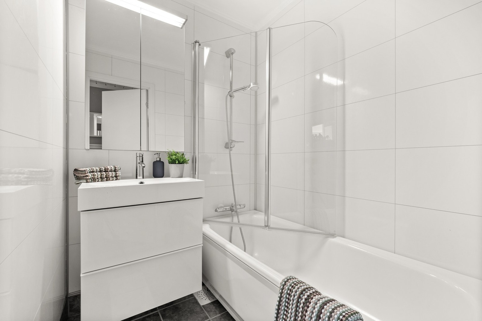 Flislagt bad med varmekabler og ny innredning fra 2013 Galleribilde