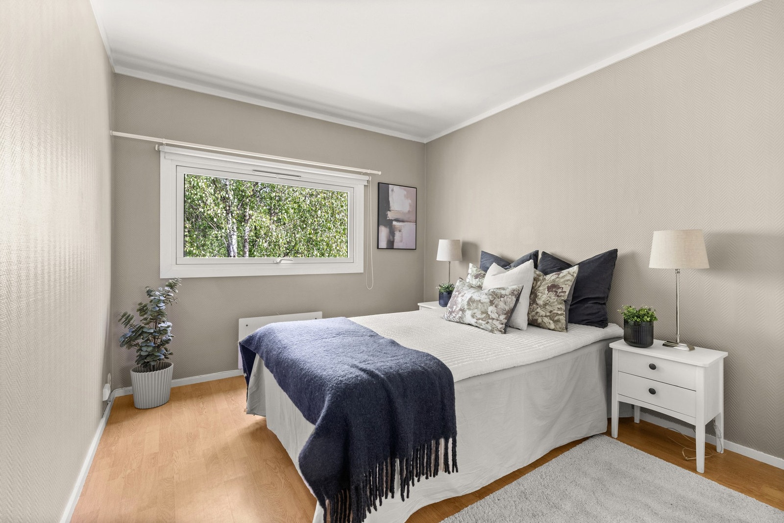 Hovedsoverom er romslig med god plass til dobbelseng, nattbord og annen ønsket dekor Galleribilde