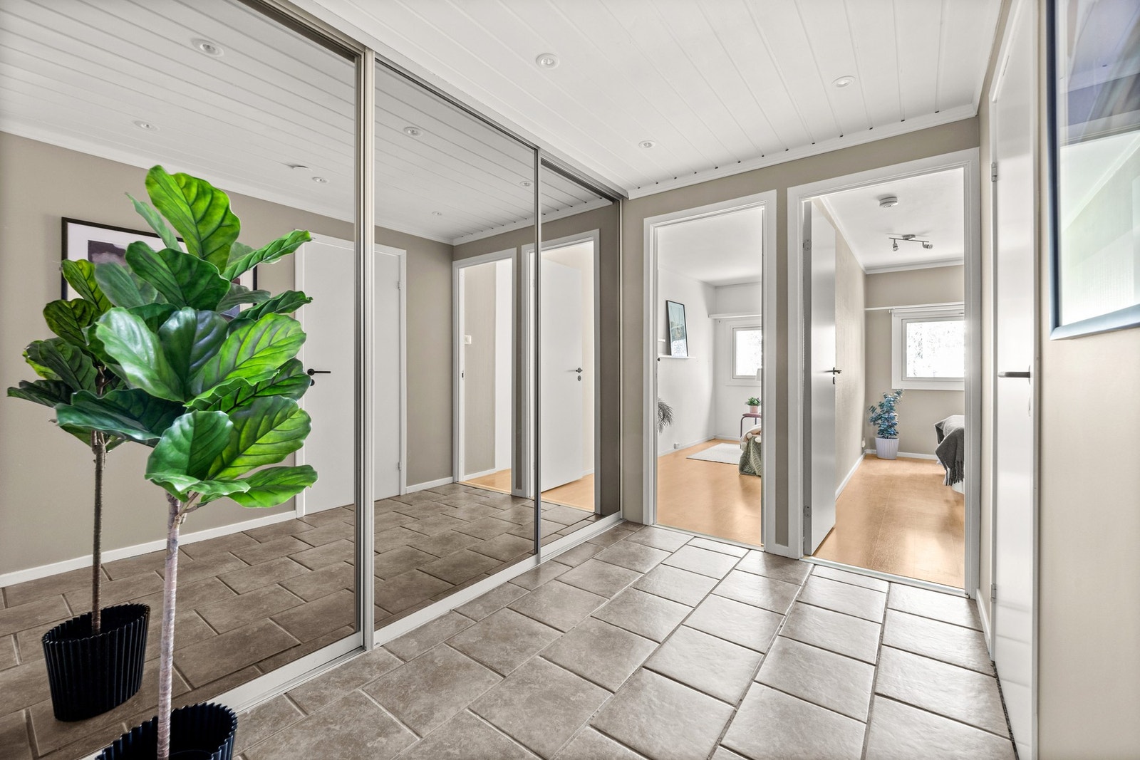 Gang med integrert skyvedørsgarderobe med god plass til sko og yttrertøy Galleribilde