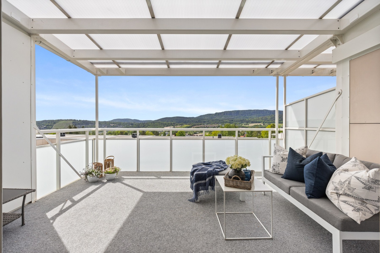Stor sydvest vendt balkong på ca. 16 kvm som oppleves som en forlengelse av oppholdsrommet Galleribilde