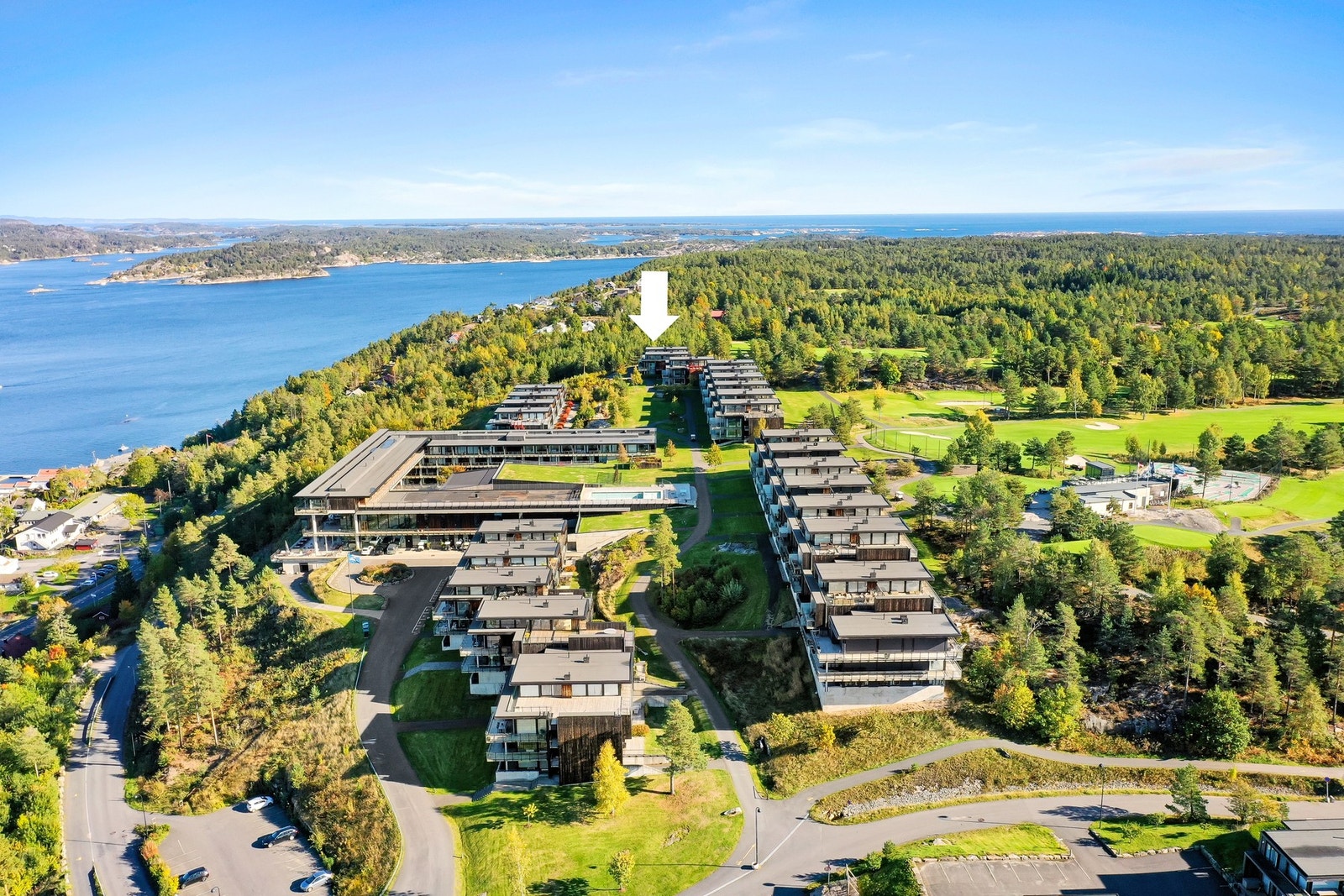 Du har kort vei til en attraktiv 18-hulls golfbane av internasjonal standard og et moderne spa- og badeanlegg. Galleribilde