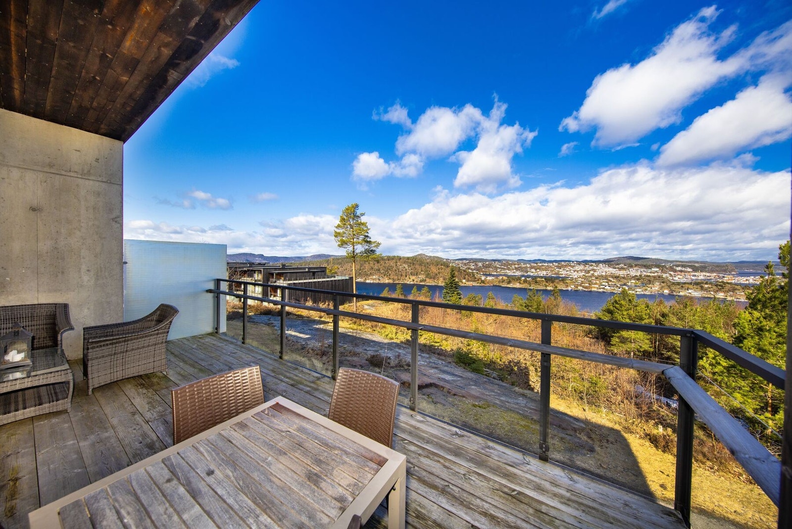 Fra stua og balkongen nyter du vakker utsikt mot sjøen og Kragerøskjærgården - med kveldssol! På sørsiden har du egen balkong med morgensol. Galleribilde