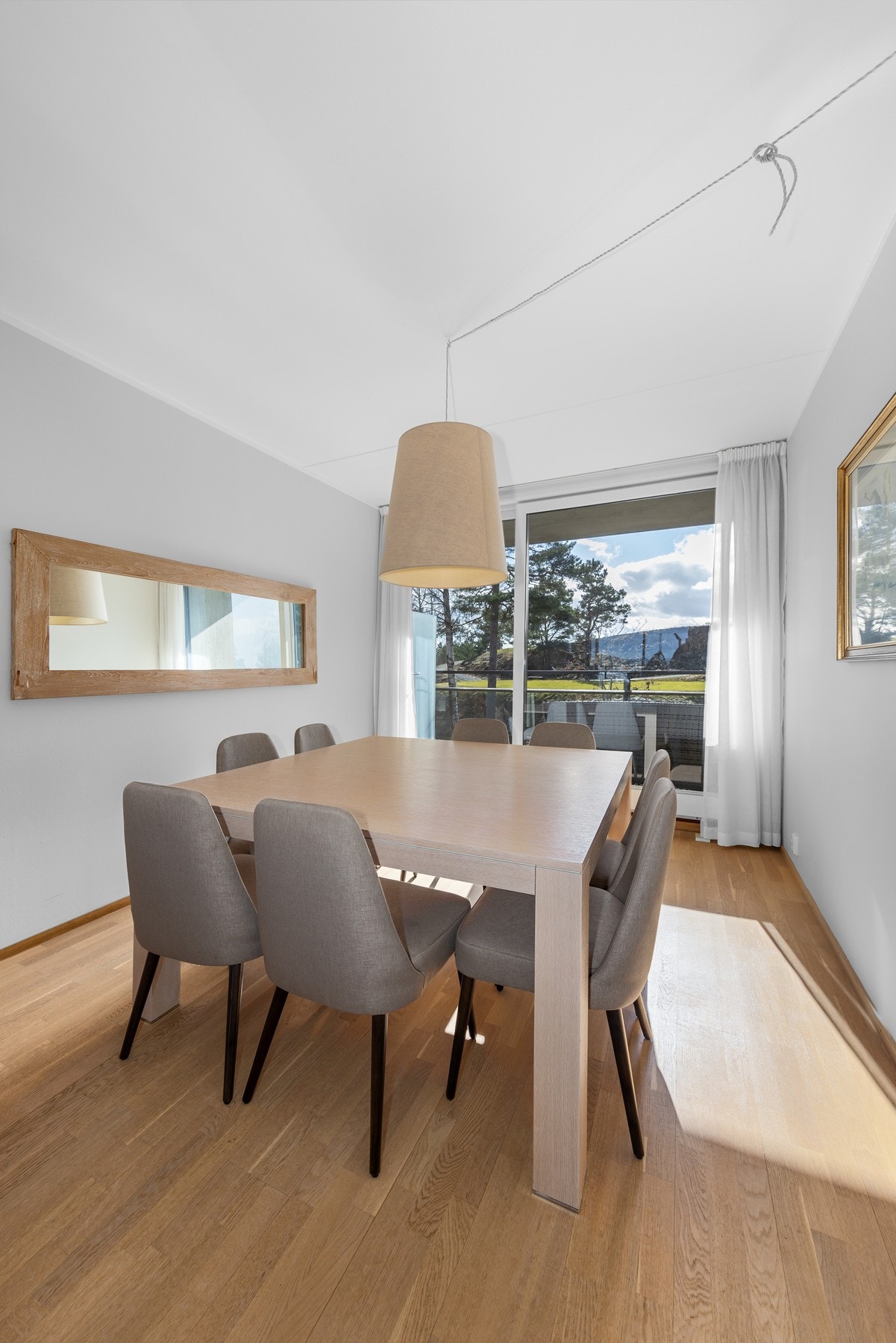Spisestue med god plass til å savne venner og familie! Galleribilde