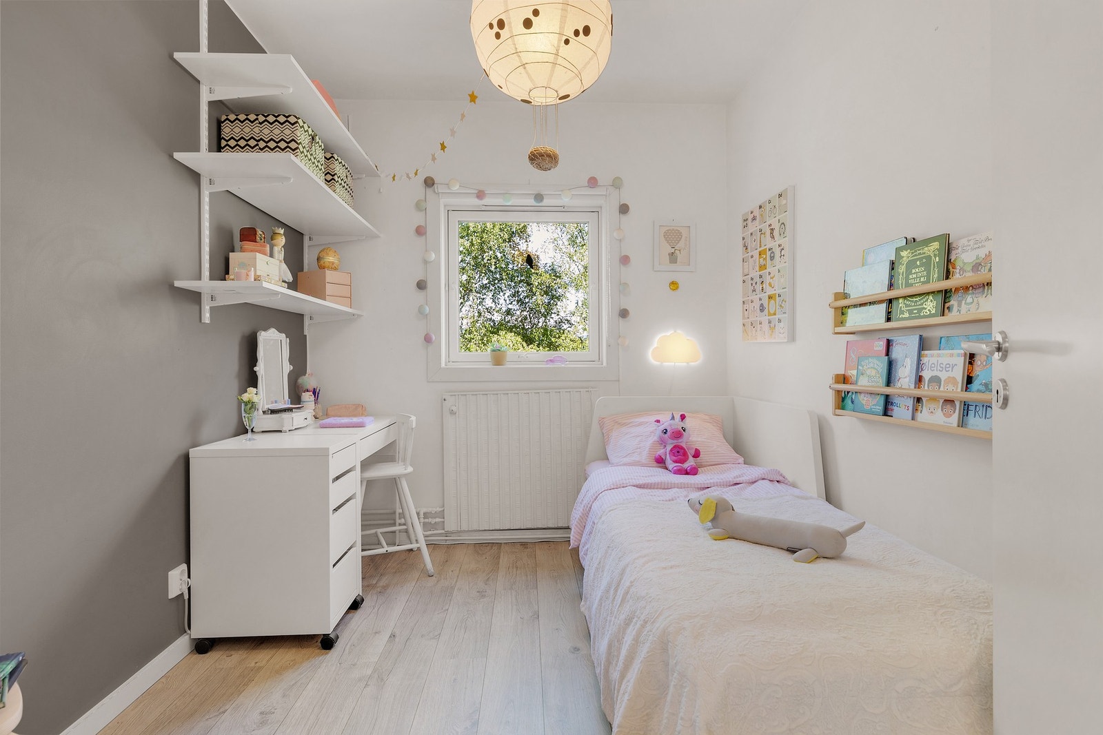 God plass til seng med tilhørende møblement. Galleribilde