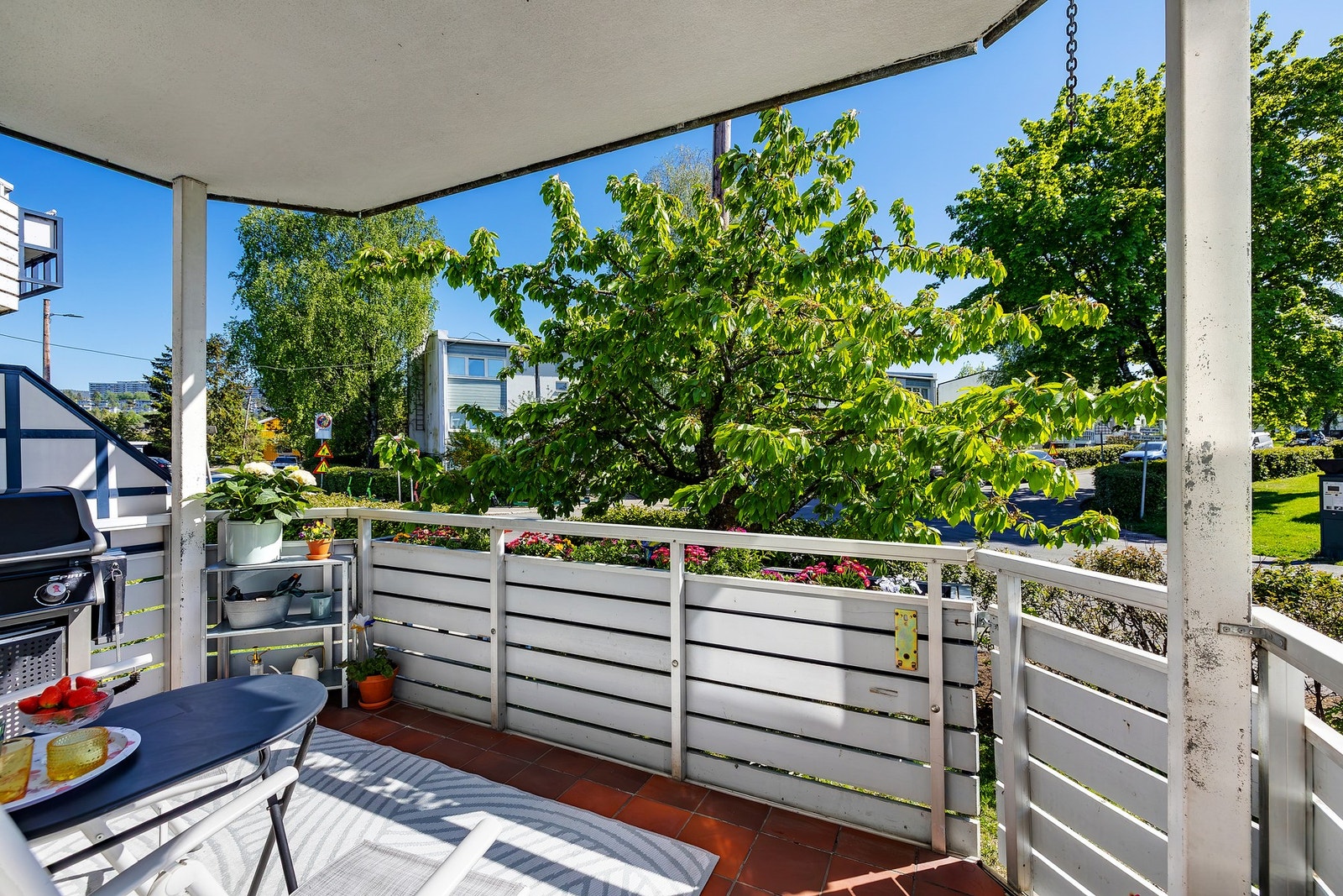 Solrik og romslig balkong på ca. 7 kvm med fritt utsyn. Galleribilde