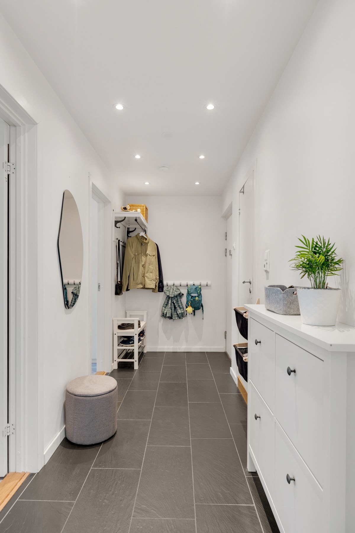 God plass til å henge opp yttertøy å sette fra seg sko. Galleribilde