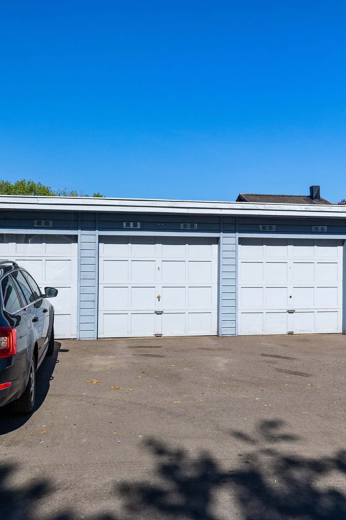 Leiligheten disponerer en garasjeplass i garasjerekke. Plassen følger ikke med salget, men kan kjøpes separat for kr.200.000,-. Galleribilde