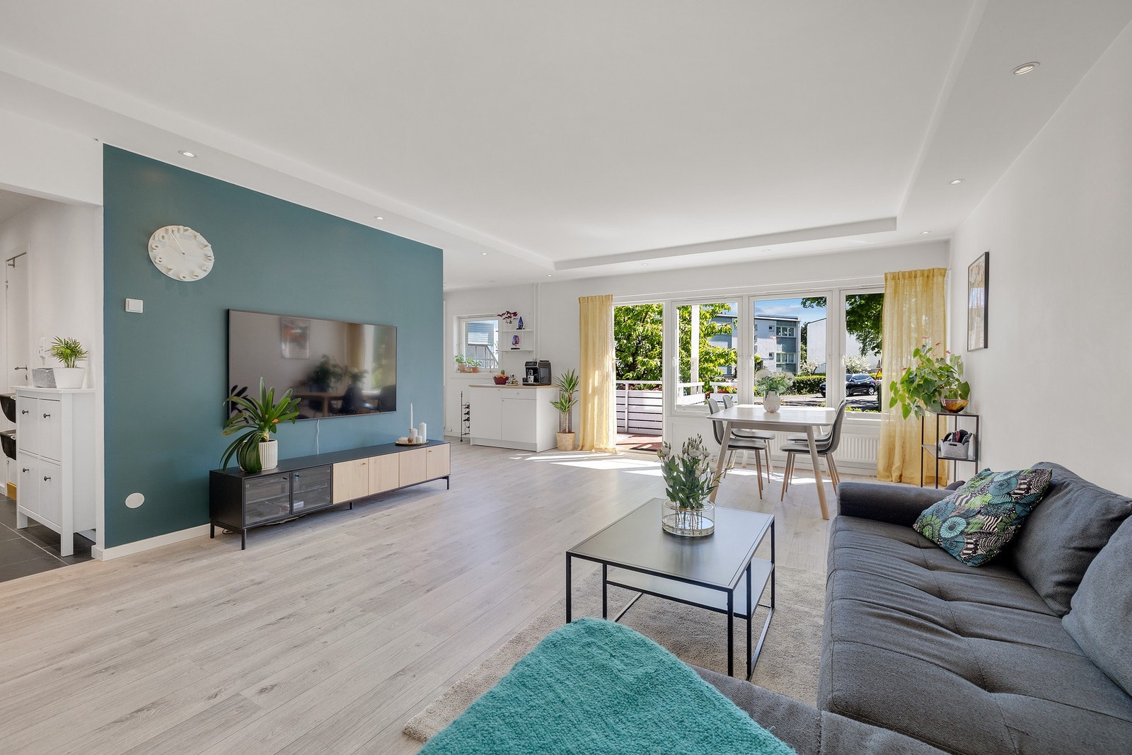 En tiltalende og pen 4-roms med flott balkong på ca.7 kvm! Galleribilde