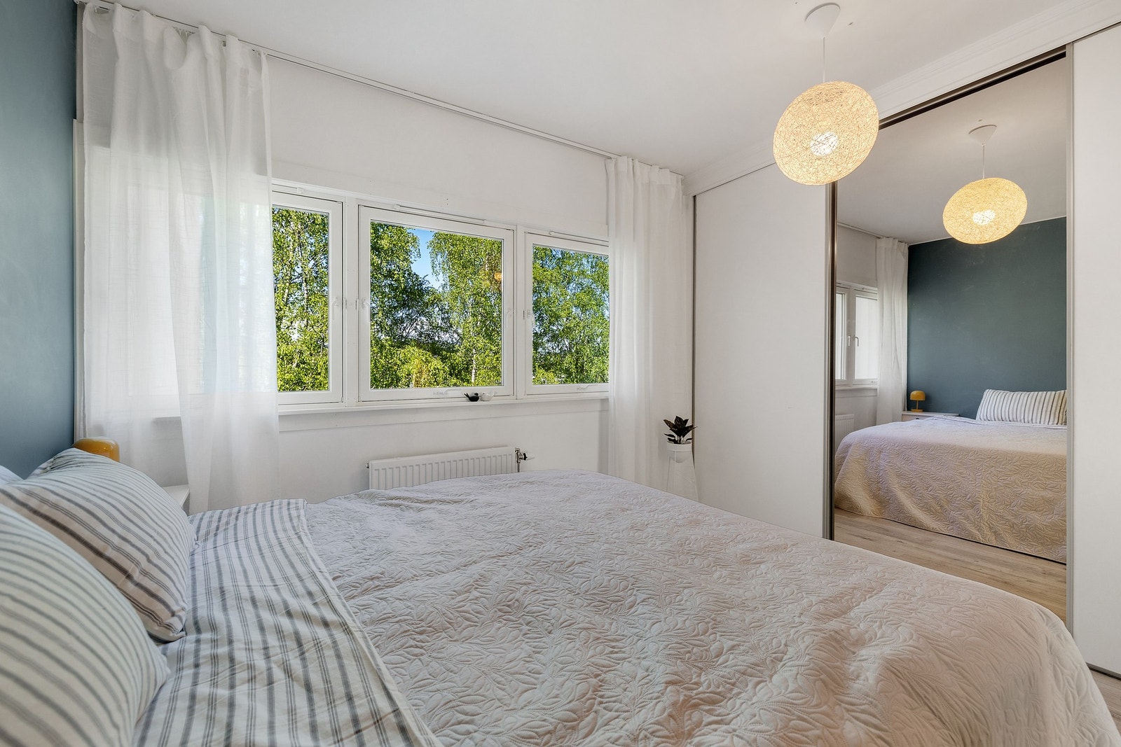 God plass til dobbeltseng og nattbord. Praktisk oppbevaring i stor skyvedørsgarderobe. Galleribilde