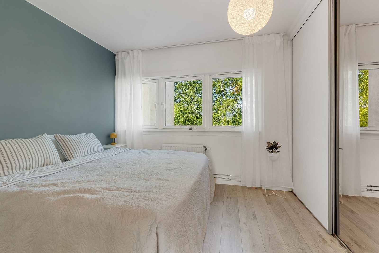 Hovedsoverommet er av sjenerøs størrelse med store vinduer som slipper inn godt med lys. Galleribilde