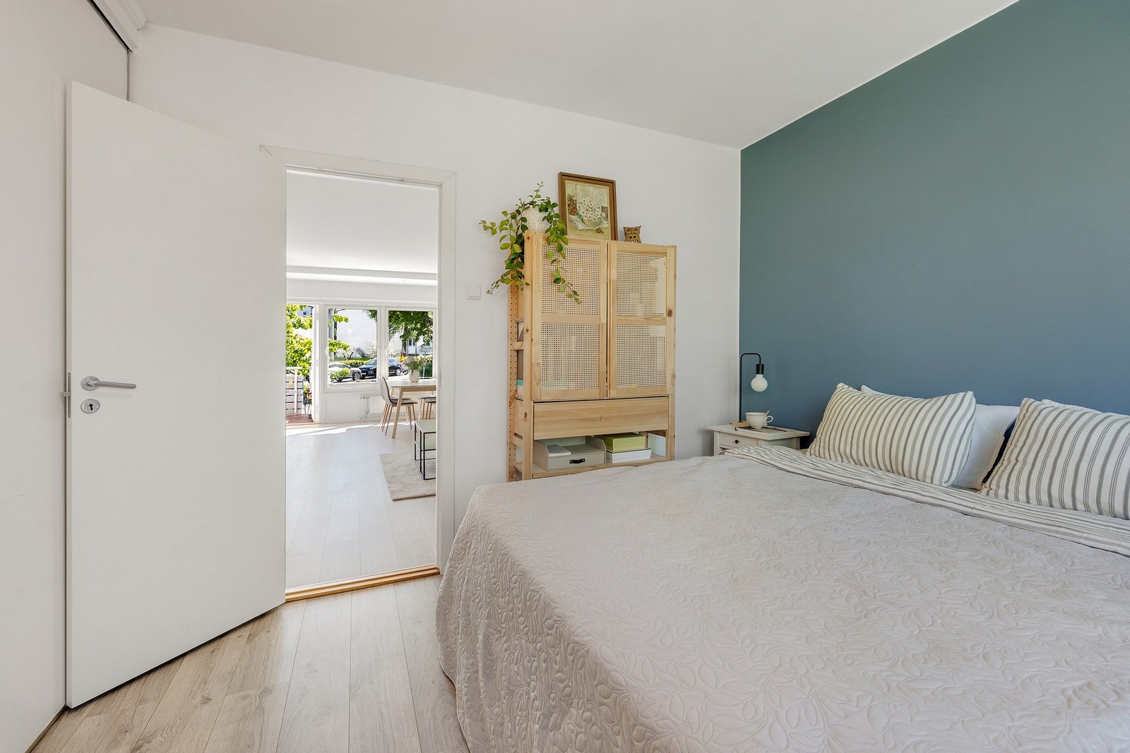 Rommet har en kontrastvegg som er malt i en populær fargetone. Galleribilde