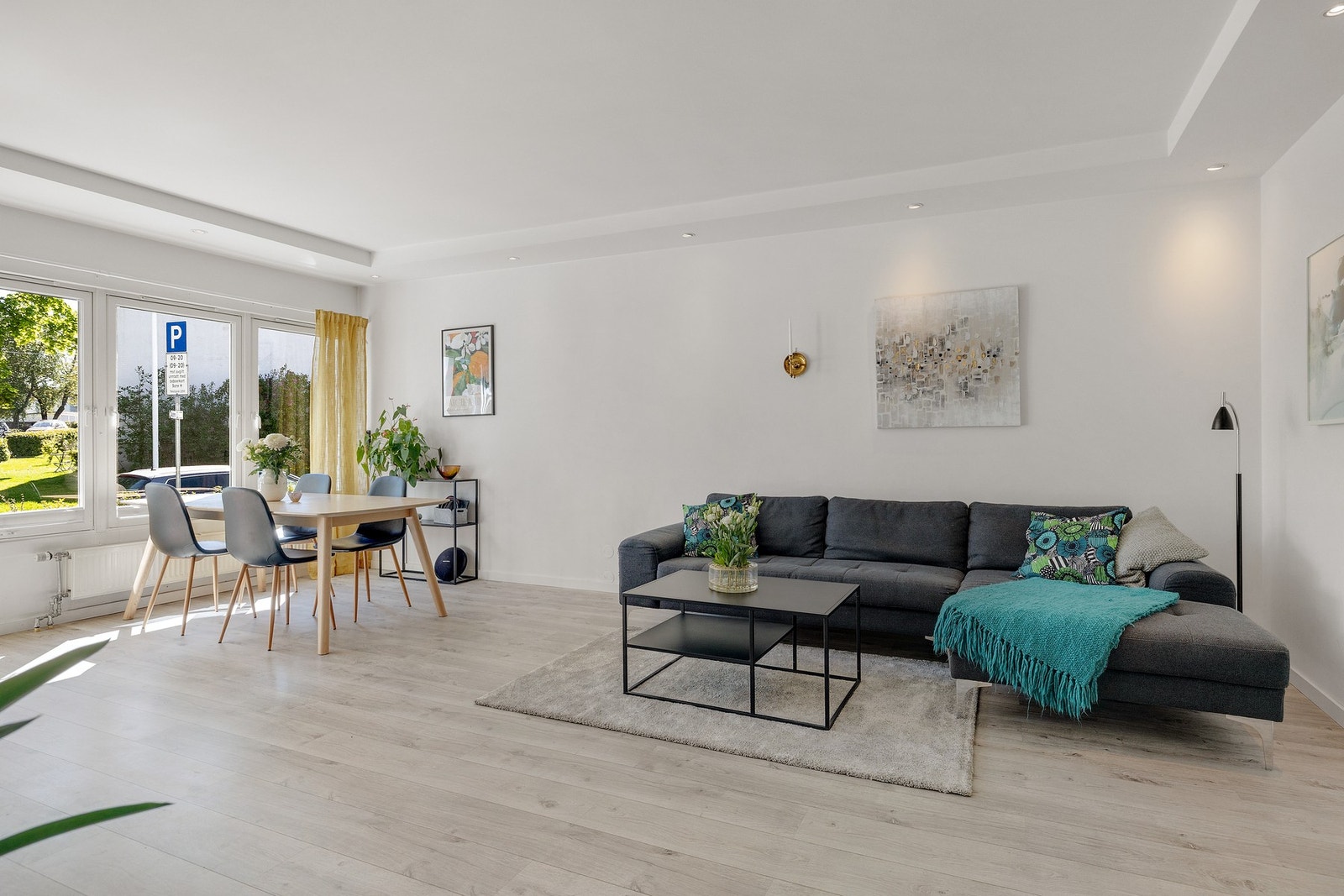 Lys og luftig stue som byr på gode møbleringsmuligheter. Galleribilde