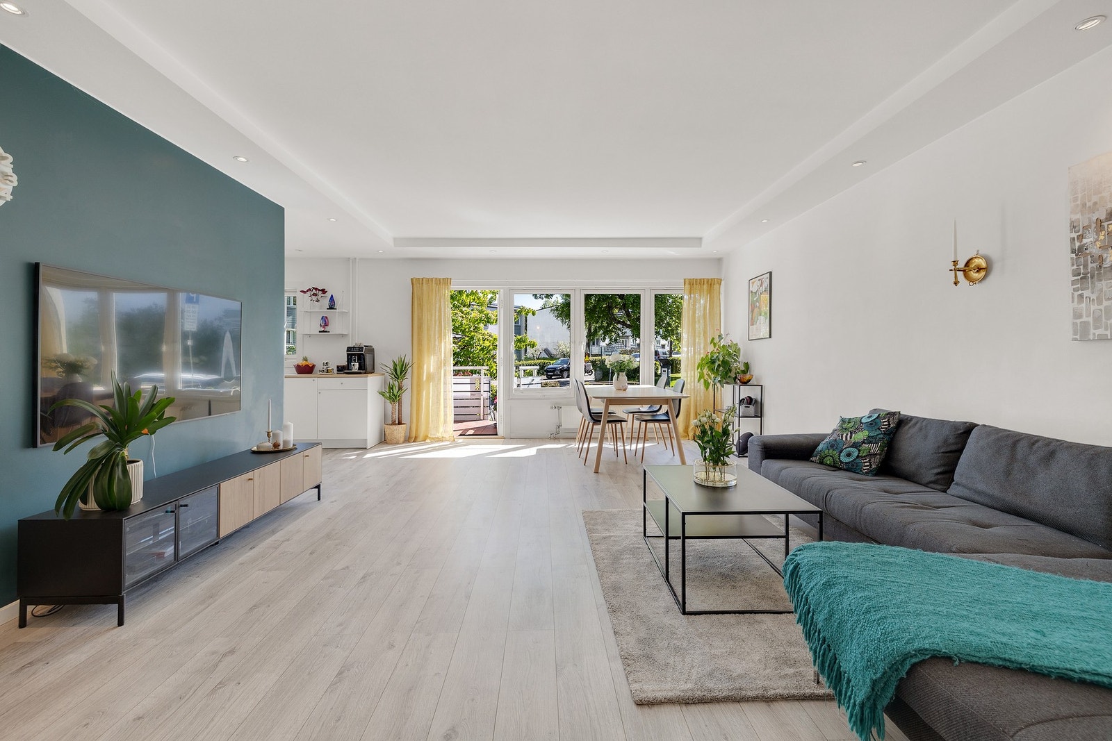 Stuen har store vindusflater som slipper inn rikelig med naturlig lys. Fra stuen er det utgang til den solrike balkongen. Galleribilde