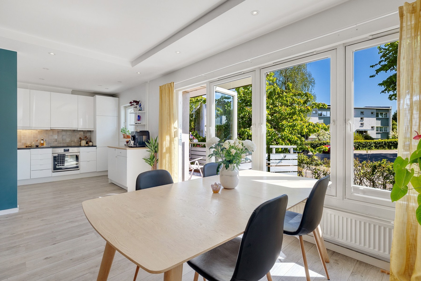 Det er god plass til spisebord i tilknytning til kjøkkenet. Galleribilde