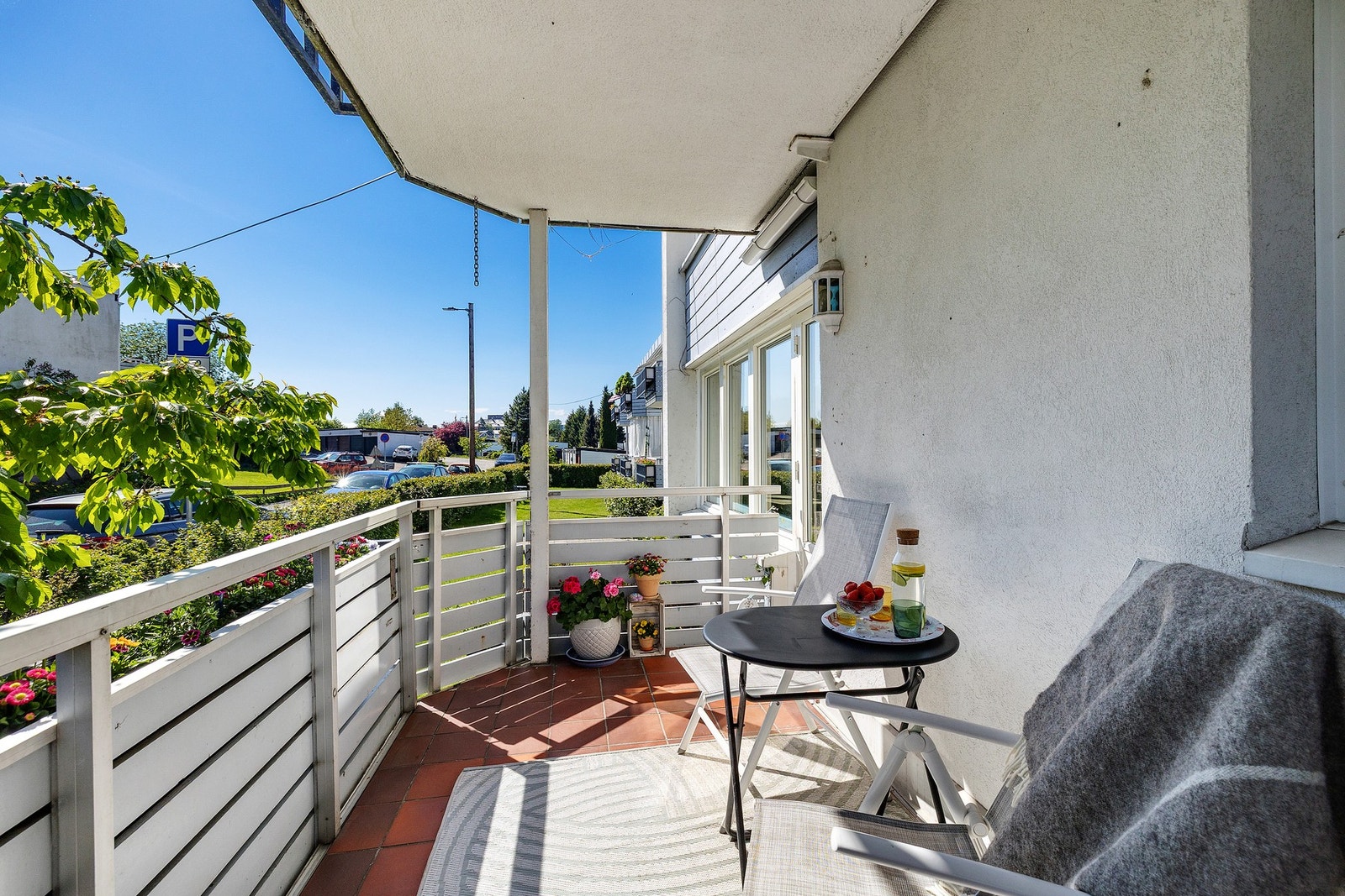 Herlig balkong med plass til utemøbler, grill og diverse beplantning. Galleribilde