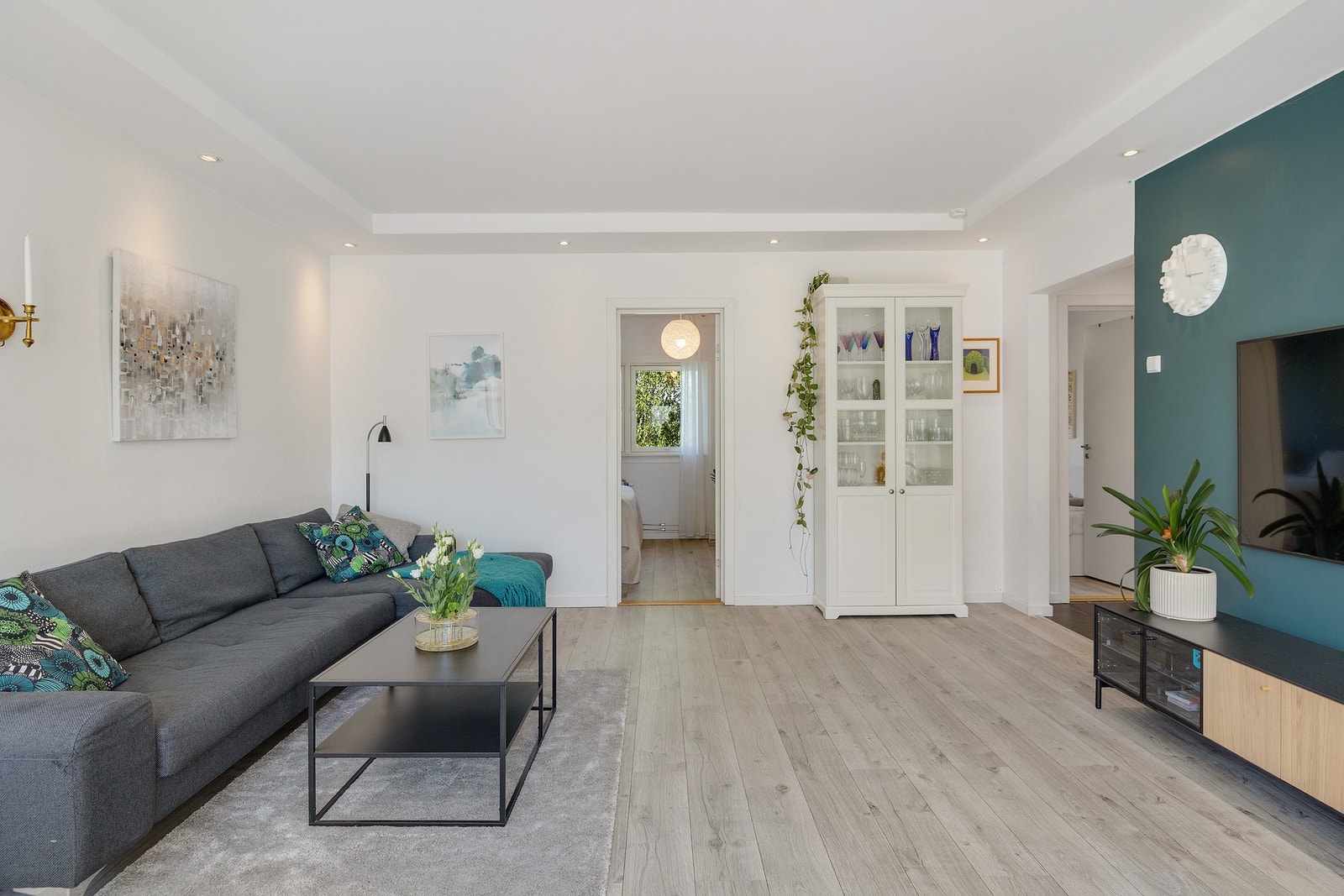 God plass til sofa med tilhørende møblement. Galleribilde