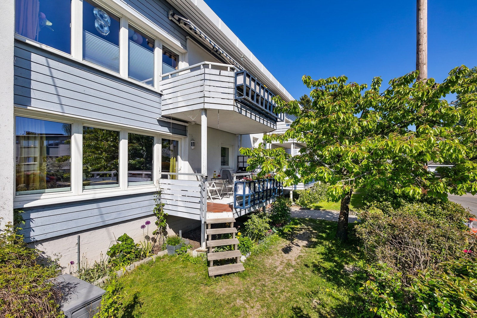 Fra balkongen er det direkte adkomst til felles hage. Galleribilde