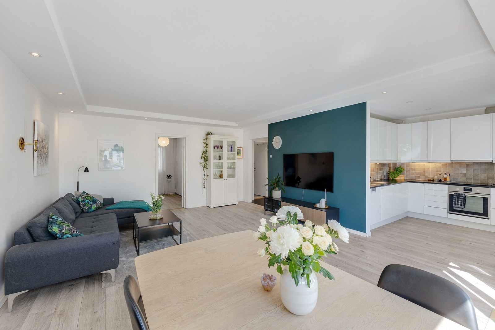 Leiligheten har en praktisk, delvis åpen stue- og kjøkkenløsning som understøtter den gode planløsningen. Galleribilde