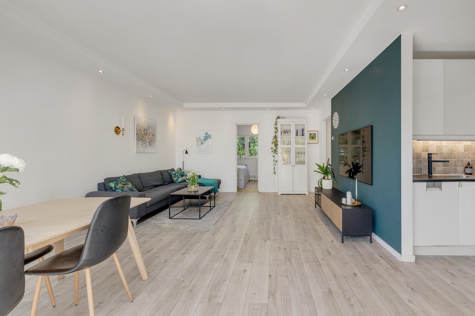 Moderne og lyse overflater er gjennomgående, og leiligheten har flotte gulv. Galleribilde