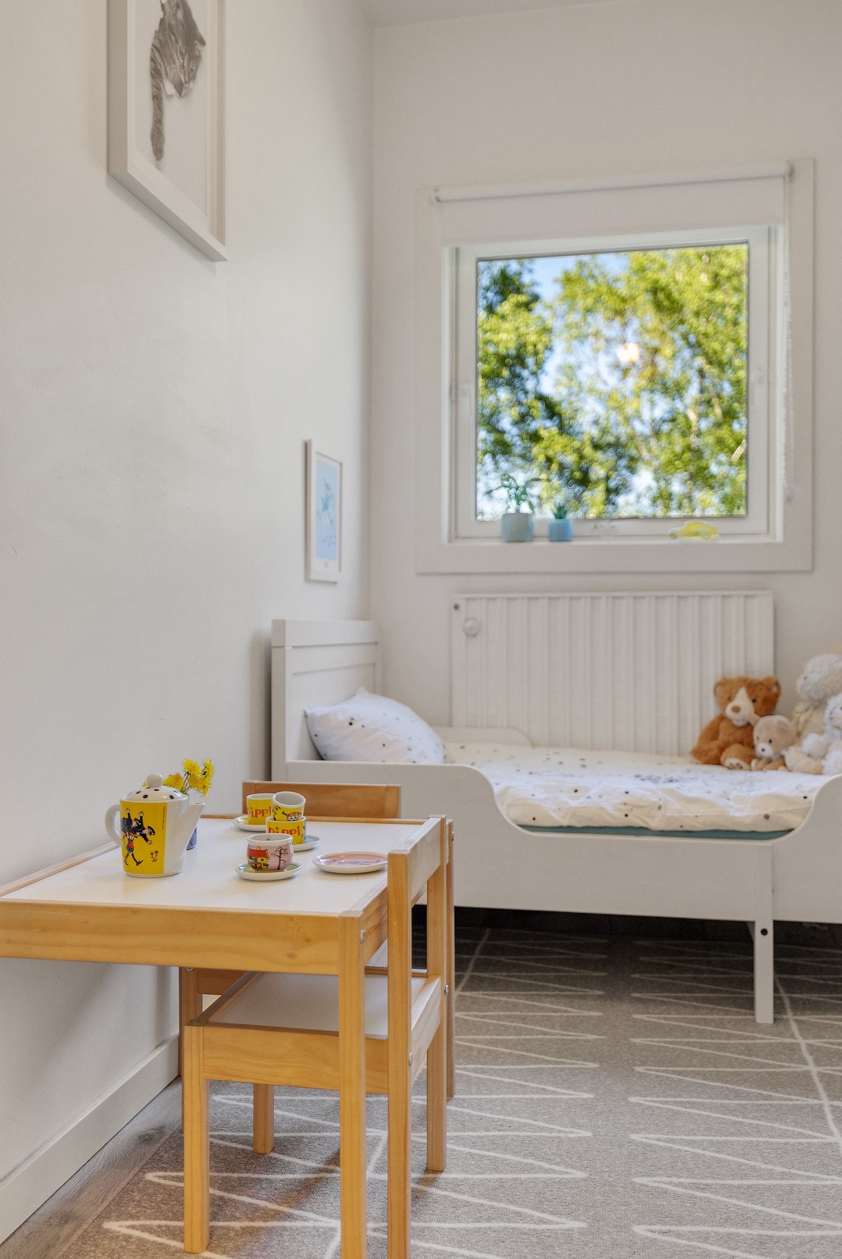 God plass til seng med tilhørende møblement. Galleribilde