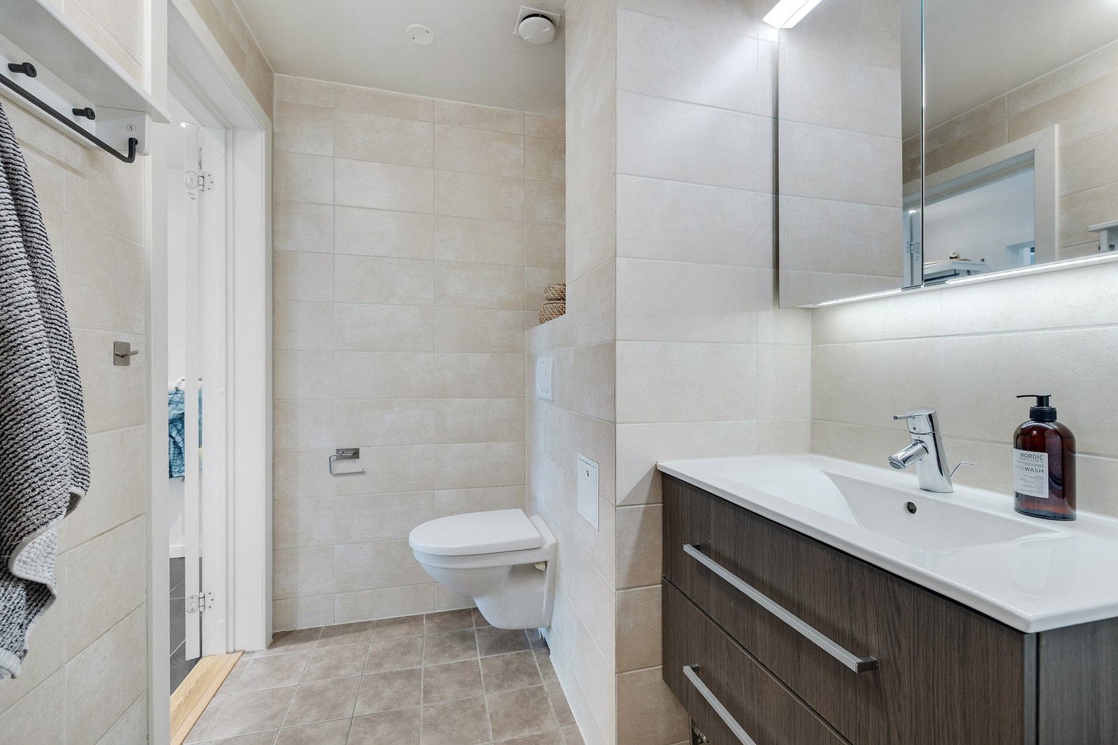 Badet er av god størrelse og har varmekabler i gulv. Galleribilde