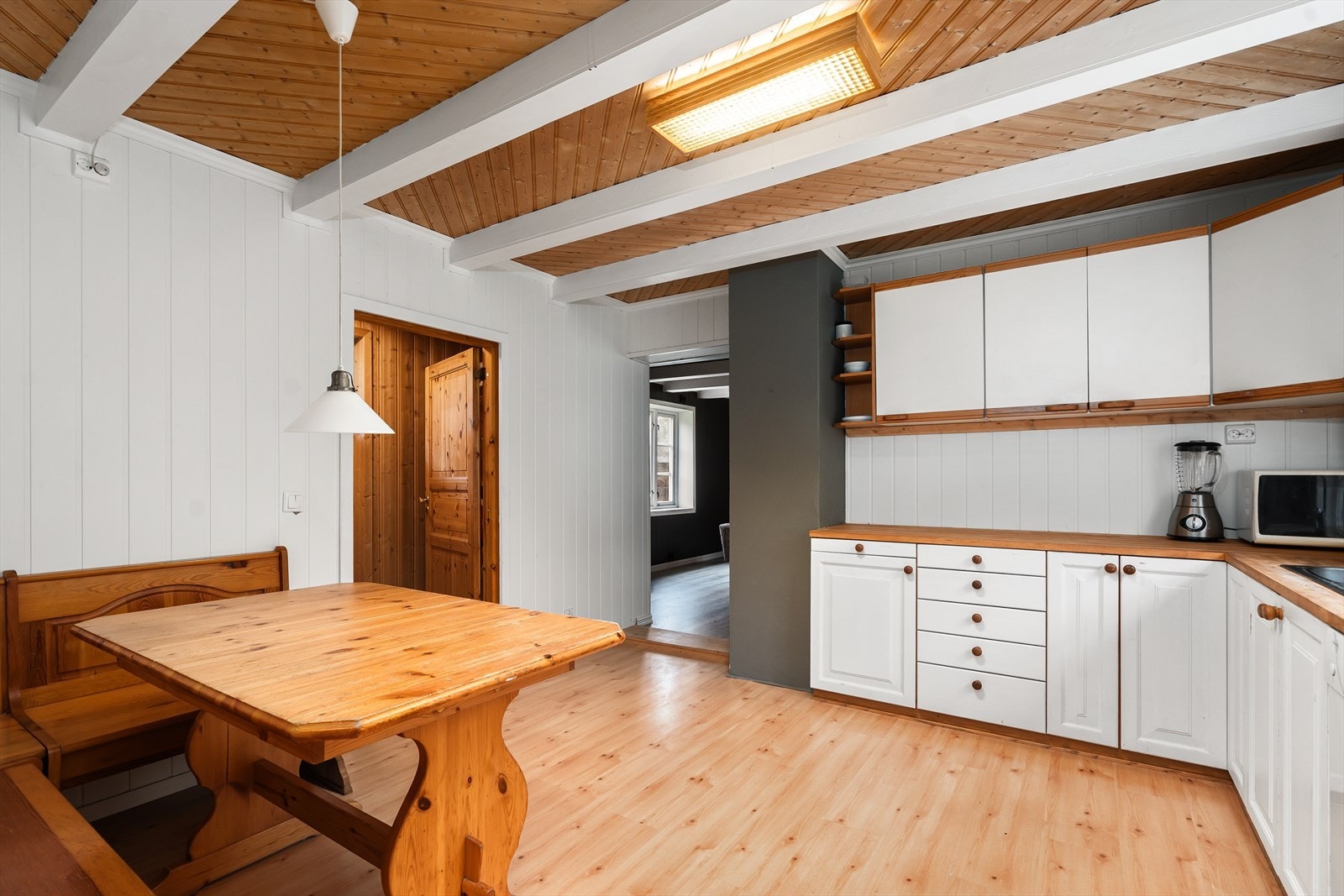 Kjøkkenet er innredet med opplegg for oppvaskmaskin og mekanisk avtrekksvifte over stekesonen. Galleribilde