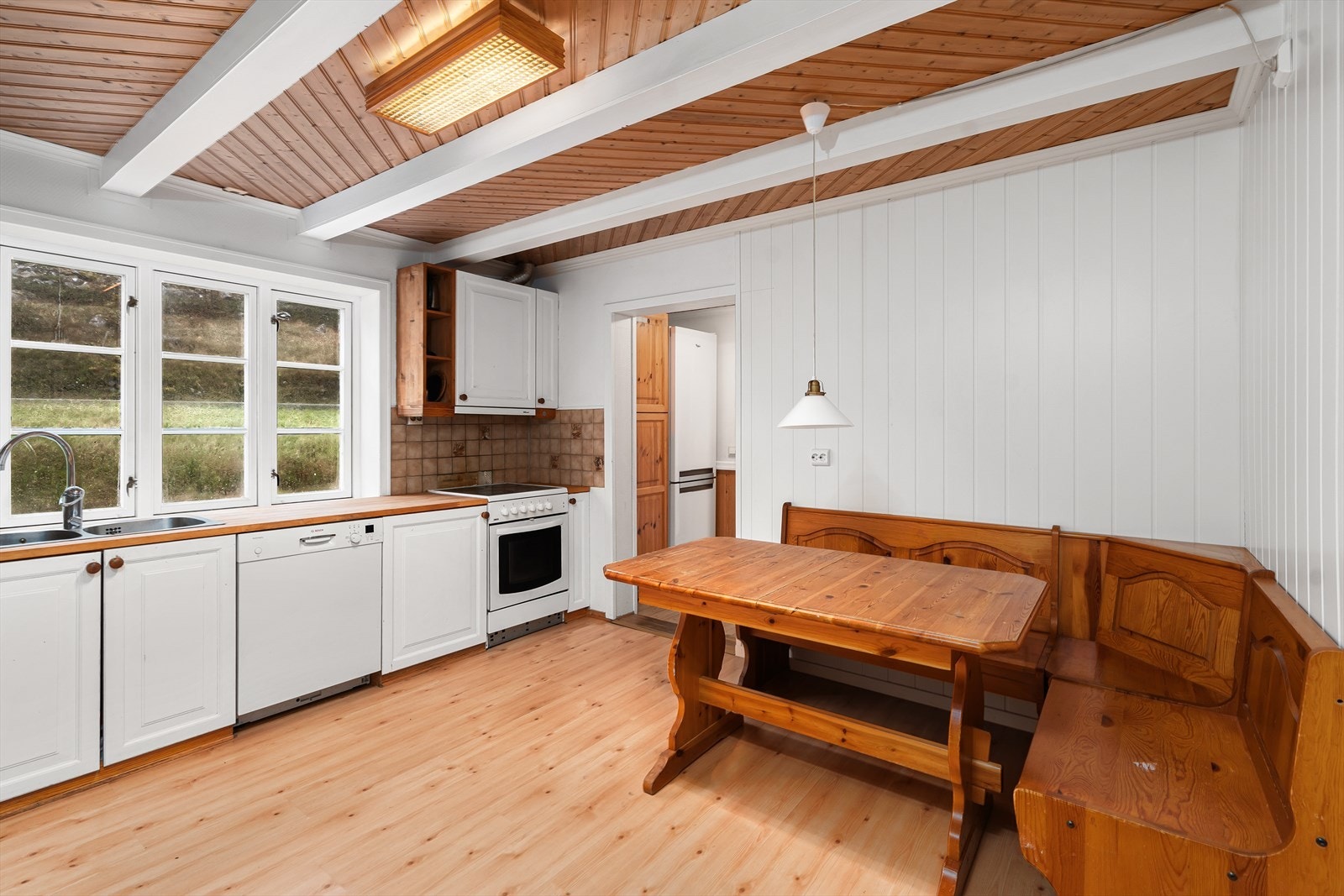 Boligen oppvarmes gjennom vedfyring og elektrisitet. Galleribilde