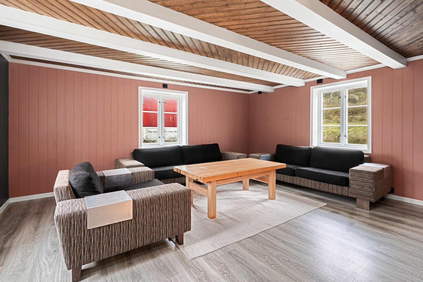 Eiendommen er et trønderlån med lang historie. Hovedbygget strekker seg over 128 m² fordelt på to plan. Galleribilde