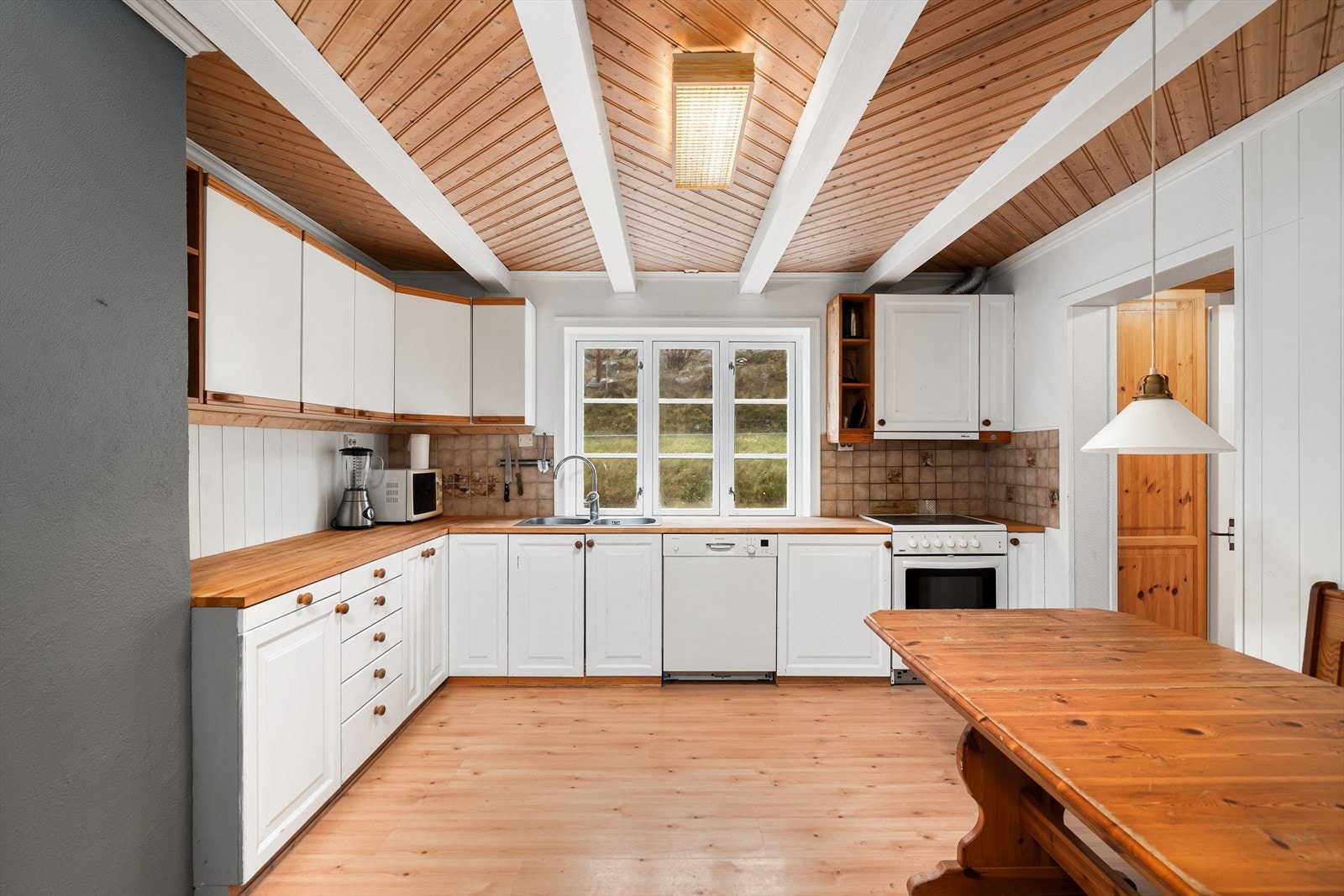 I forbindelse med salg har takstmann utarbeidet en tilstandsrapport, kjøkkenets overflater og innredning er vurdert til tilstandsgrad 1. Galleribilde