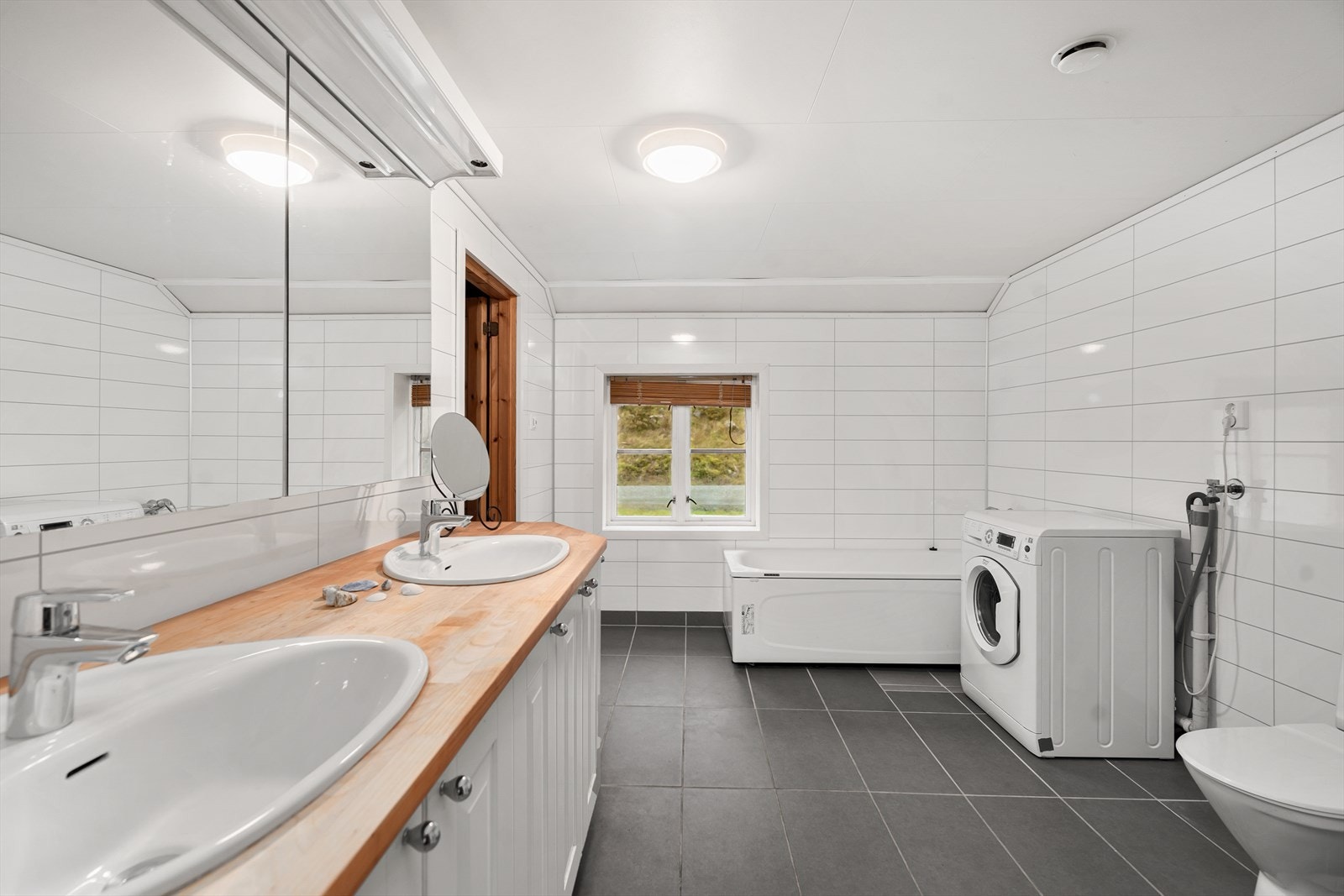 Boligens baderom er på hele 10 m² og har en oppgradert standard. Det er varme i gulv. Galleribilde