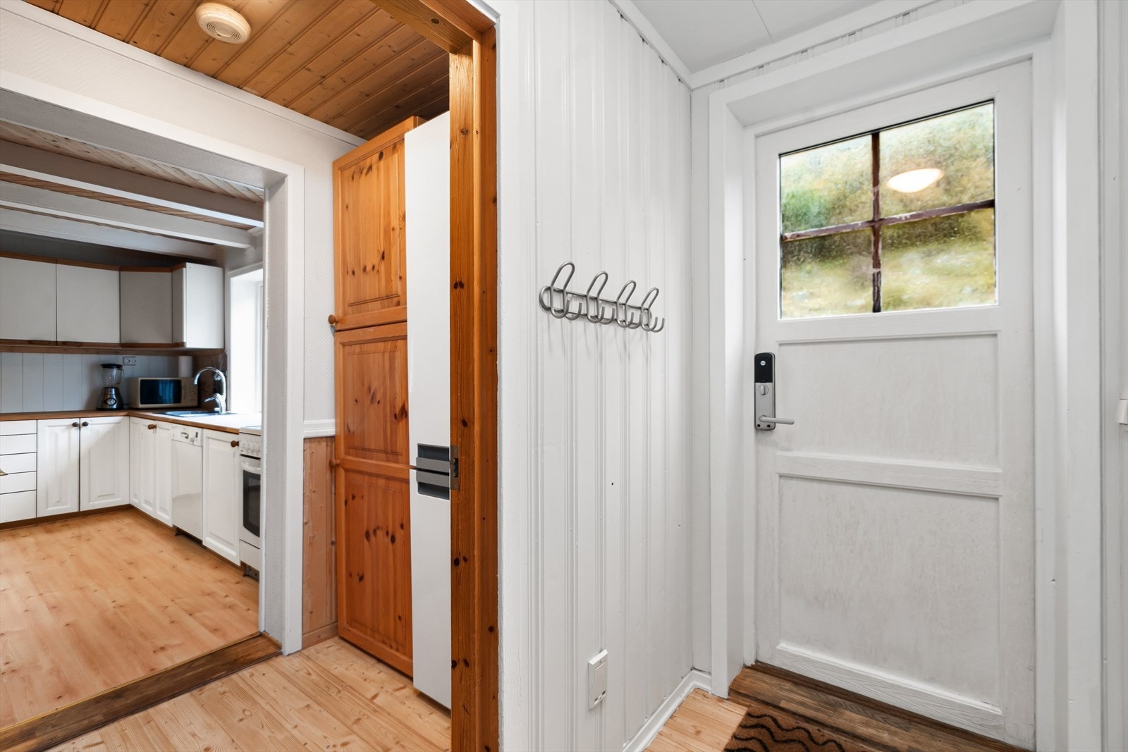 Vindfang på 2 m² med plass for oppbevaring av yttertøy. Galleribilde