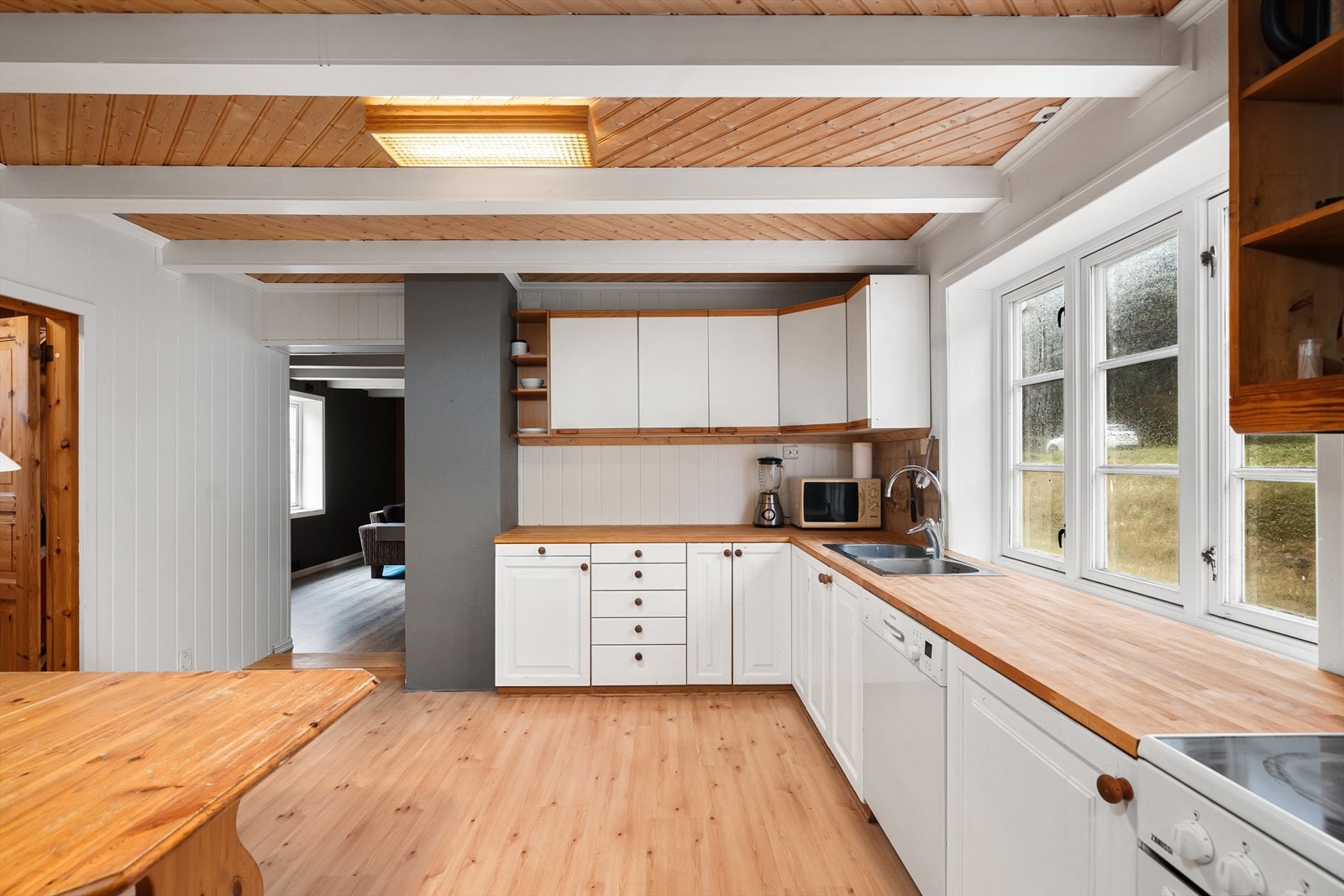 Kjøkkenet har et areal på 13 m² og har godt med skap- og benkeplass. Galleribilde