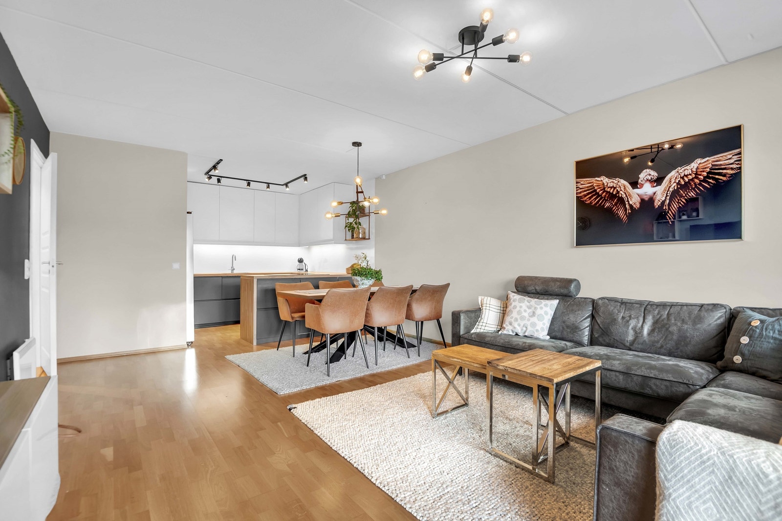 Velkommen til Haganjordet 30 på Rud. En moderne og pen 3-roms, med heis og garasje i bygget. Stor terrasse vendt mot vest. Galleribilde