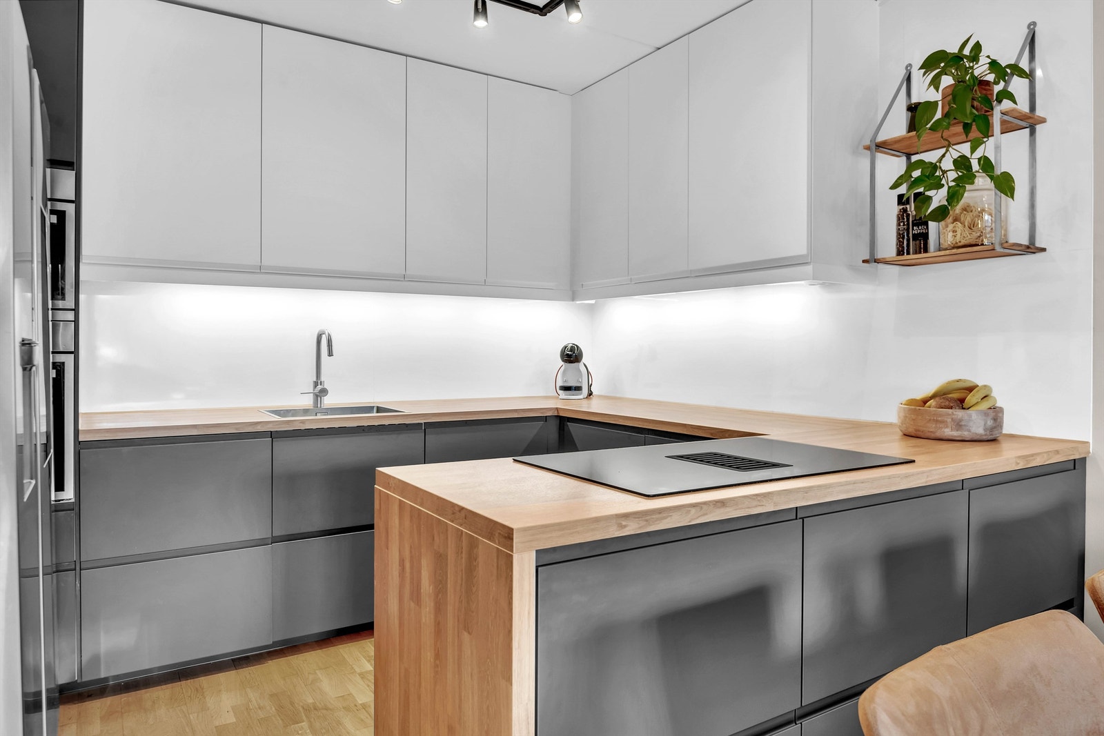 Benkeplate i laminat/finert spon, nedfelt kum i stål og ettgreps blandebatteri. Frittstående kjøl/fryseskap. Integrert oppvaskmaskin og komfyr. Ventilator med integrert avtrekk og kullfilter. Galleribilde