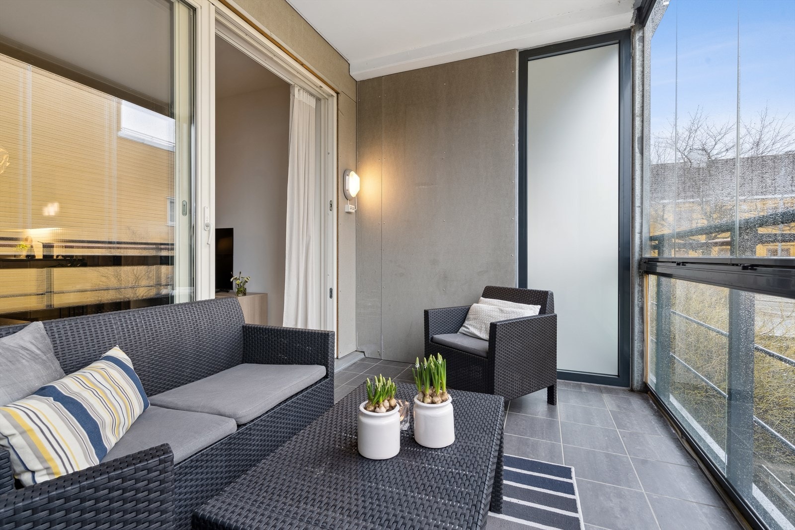 Leiligheten ligger i et av byens mest etterspurte boligområder hvor du bor svært sentralt, men samtidig tilbaketrukket fra det yrende bylivet. Galleribilde